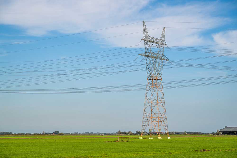 Kollegor som kollar &ouml;ver ritningar och diskuterar